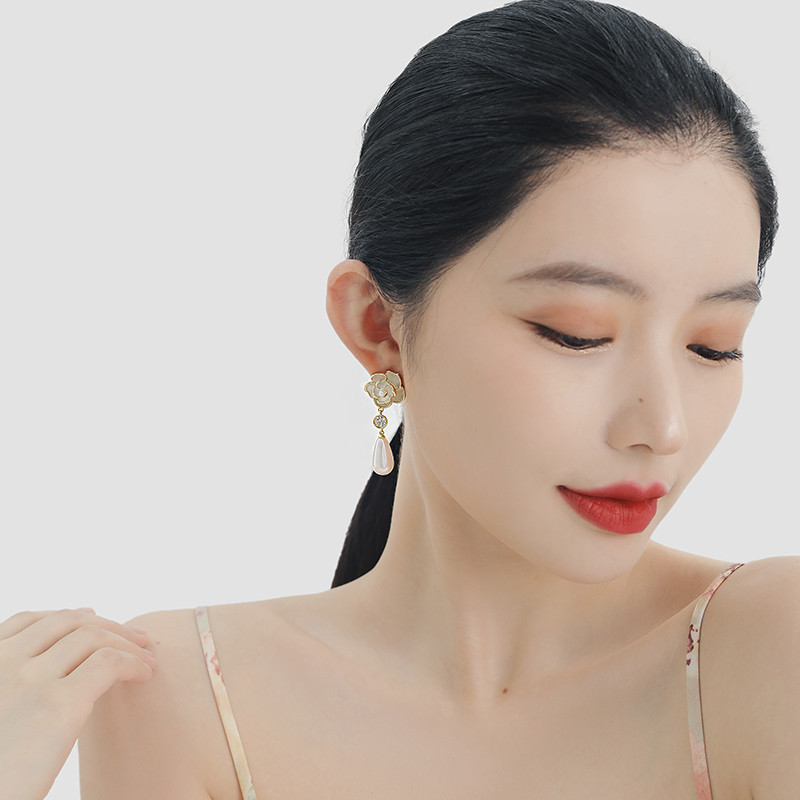 2022 m. Nauji prancūziški elegantiški baltos kamelijos gėlės perlų auskarai korėjietiški saldūs gėlių papuošalai, skirti moterų mergaičių vakarėliui, dovana