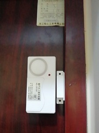Darho Безжична сензорна аларма за врати/прозорци 100dB Интелигентно дистанционно управление против кражба за деца Безопасност на шкафа Домашен магазин Сигурност на магазина