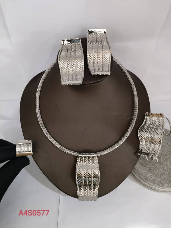 Dubai Set Prsten Narukvica Ženska Ogrlica Naušnice Nakit Nigerija Nova afrička moda Pozlaćeni Nakit za mladenku Poklon za vjenčanje