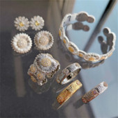 Vintage pitsist kärgstruktuurist karikakra lillega vääriskivist sõrmus värviline vääriskivist tsirkoon laava metallist käevõru kõrvarõngad