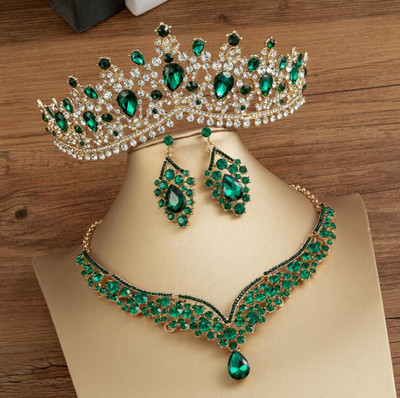 Set bijuterii mireasa din trei, tiara de cristal simpla si proaspata, cercei coroana, colier, accesorii rochie de mireasa.