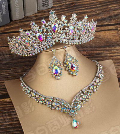 Set bijuterii mireasa din trei, tiara de cristal simpla si proaspata, cercei coroana, colier, accesorii rochie de mireasa.