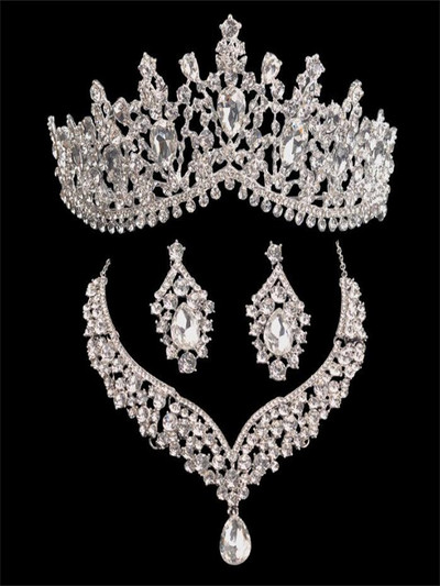 Set bijuterii mireasa din trei, tiara de cristal simpla si proaspata, cercei coroana, colier, accesorii rochie de mireasa.