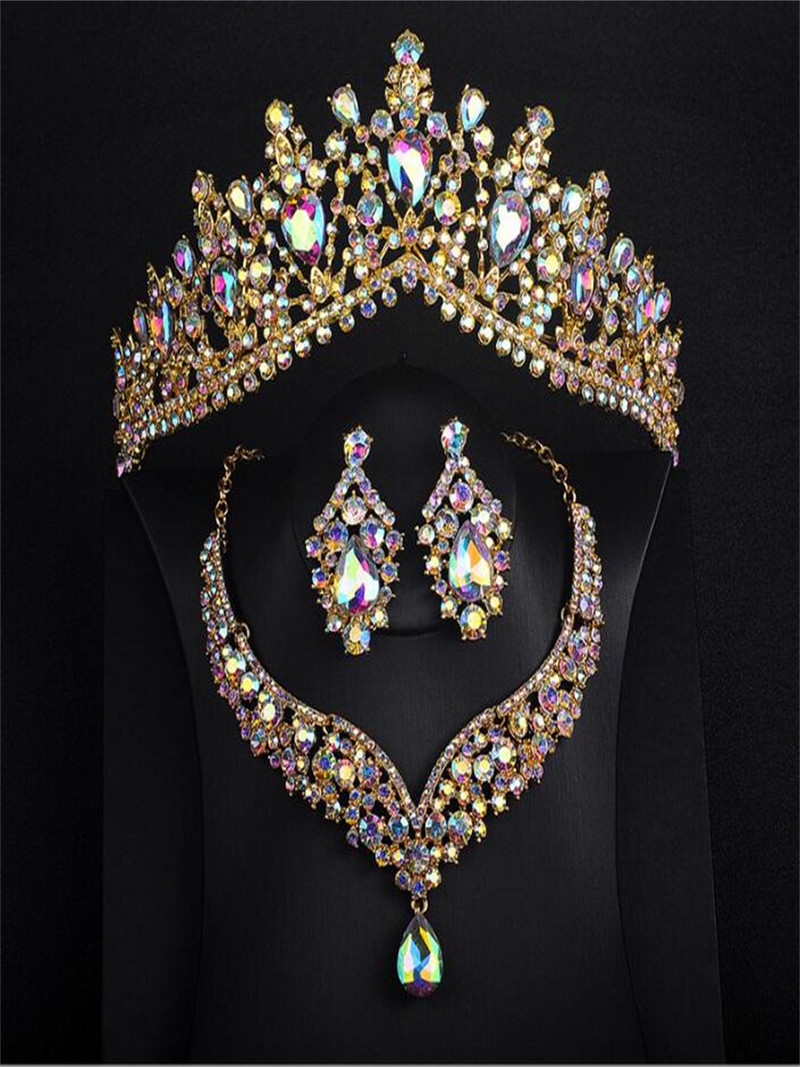 Set bijuterii mireasa din trei, tiara de cristal simpla si proaspata, cercei coroana, colier, accesorii rochie de mireasa.