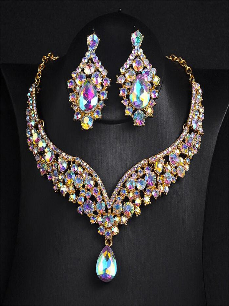 Set bijuterii mireasa din trei, tiara de cristal simpla si proaspata, cercei coroana, colier, accesorii rochie de mireasa.