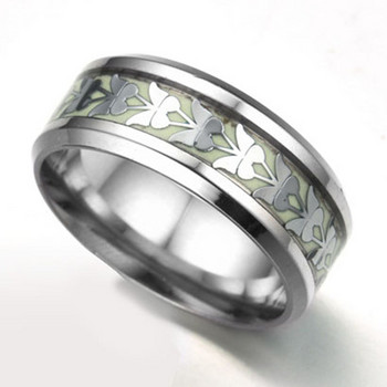 Моден светещ пръстен с покритие от тъмно златиста пеперуда, зелен фон Модни мъжки флуоресцентни светещи пръстени