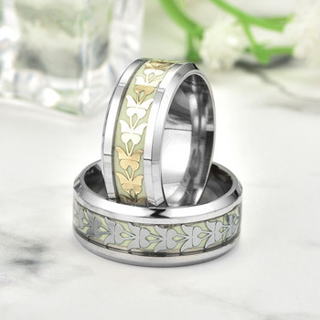 Моден светещ пръстен с покритие от тъмно златиста пеперуда, зелен фон Модни мъжки флуоресцентни светещи пръстени