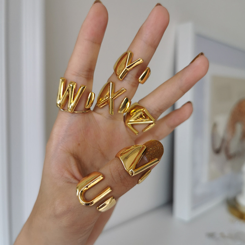 Klasikiniai 18K paauksuoti 26 raidžių žiedai moterims Madingi stambūs atviro pradinio žiedo dovana su juoda papuošalų dėžute