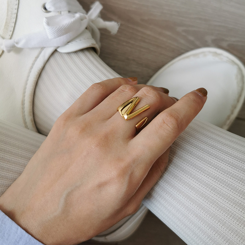 Klasikiniai 18K paauksuoti 26 raidžių žiedai moterims Madingi stambūs atviro pradinio žiedo dovana su juoda papuošalų dėžute