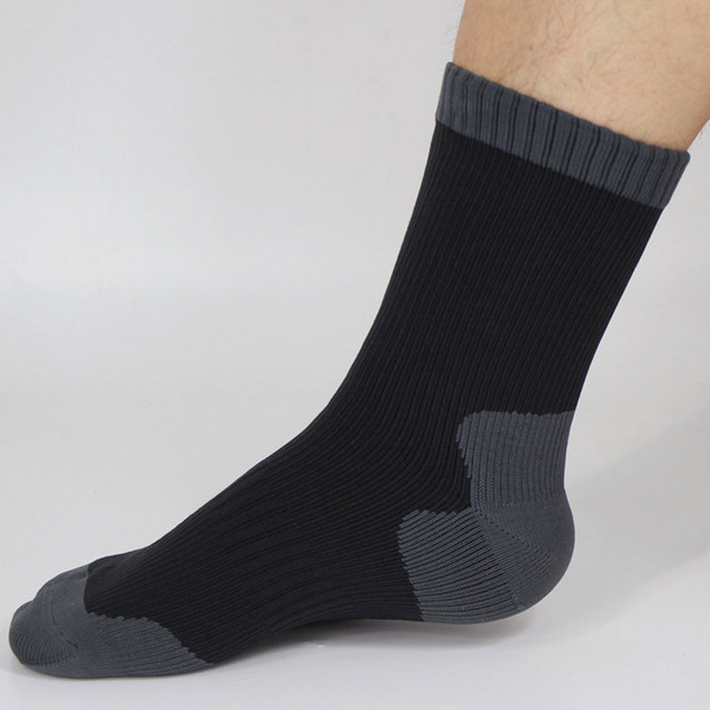 Unisex vandeniui atsparios kvėpuojančios sausos kojinės, skirtos žvejybai lauke.