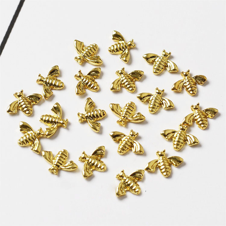 100db/tétel 3D Alloy Bee Cow fej Nail Art Arany körömszegecsek és szegecsek Manikűr Nail Art Kiegészítők Körömdíszítés Köröm Varázslatok