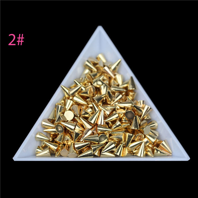 100db 3*3 mm-es nyíl szegecs dekoráció Nail Art Punk Spikes Stud Nail Art Tip Dekorációs szegecs fémes DIY Nail Art díszek
