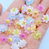 50db 3D gyanta körömbűvek napvirág körömalkatrészek kiegészítők Kawaii DIY körömdíszítés