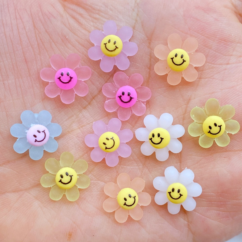 50db 3D gyanta körömbűvek napvirág körömalkatrészek kiegészítők Kawaii DIY körömdíszítés