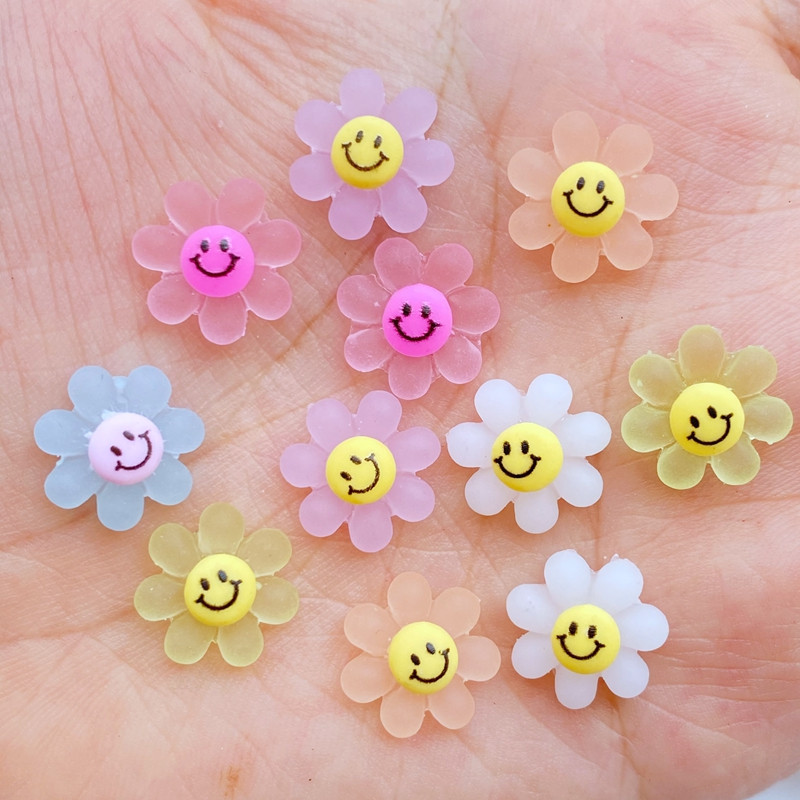 50db 3D gyanta körömbűvek napvirág körömalkatrészek kiegészítők Kawaii DIY körömdíszítés