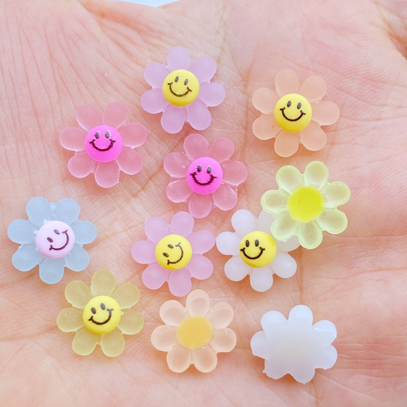 50db 3D gyanta körömbűvek napvirág körömalkatrészek kiegészítők Kawaii DIY körömdíszítés