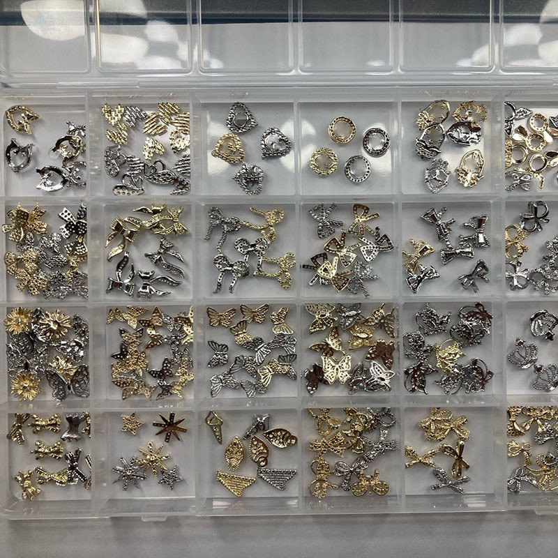 50 kom. Nail Art Alloy 3D privjesci Skupni nasumični dizajni Luksuzni Nail Chrms od legure Kristalni nakit Veleprodaja za DIY Nail Art privjesci 1*
