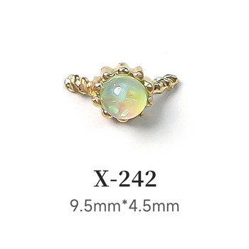 10PCS Crown Heart Nail Charms Луксозни бонбонени дизайнерски нокти от сплав със кристали Декори 3D Сърце от праскова Кленови листа Части за нокти