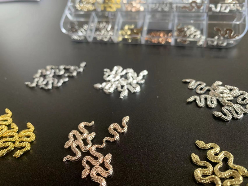 12/6 Grids Nail Metal Snake Cherry Charms Alloy Nails Art Rhinestones Πολυτελή 3D Alloy Διακόσμηση μανικιούρ Glitter Αξεσουάρ1Κουτί