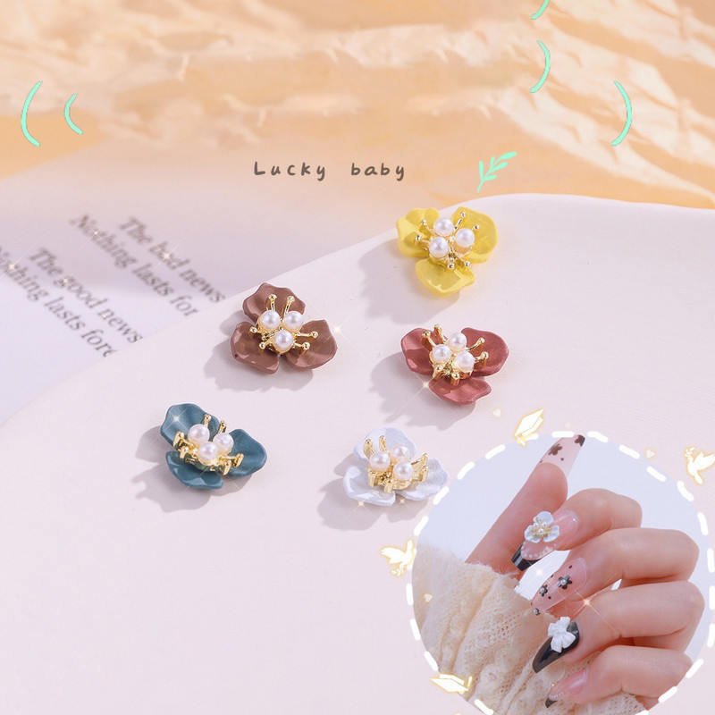 10db Flowers Core Nail Charms Pearl Floret Retro strassz ötvözet spray festék virágzás 3D Charm Alkatrészek Manikűr kiegészítők 12*12mm