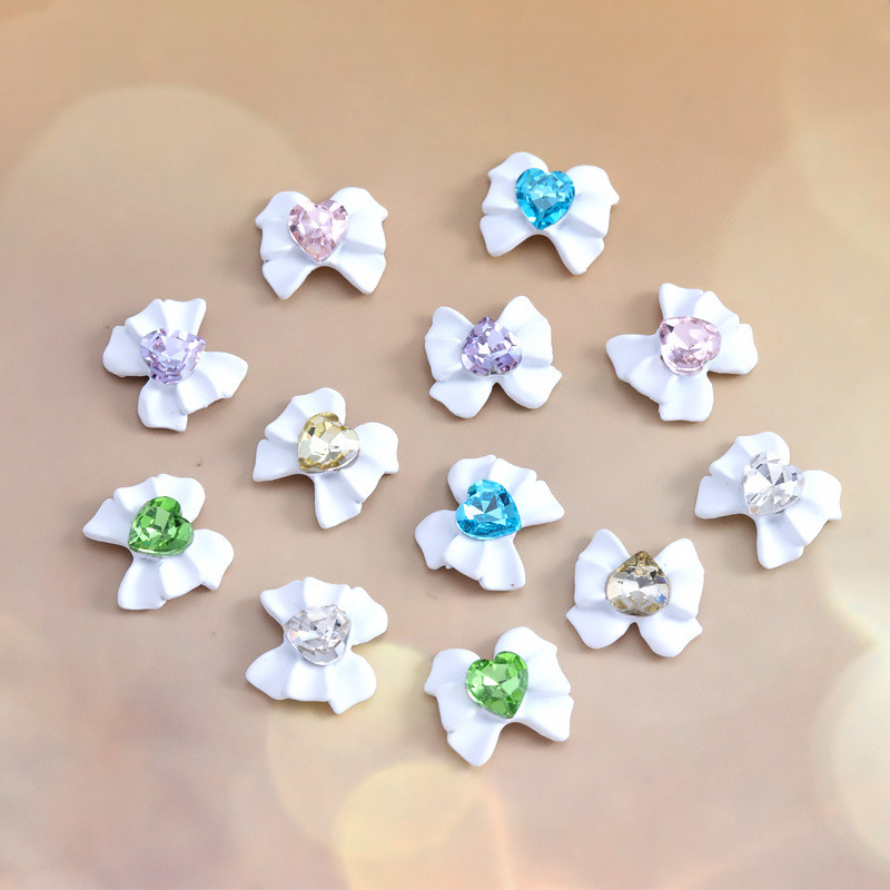 10vnt Bowknot Heart Diamonds Nails Art Charms 3D Love Crystal Rhinestones Dekorai Baltos Purškiamų Dažų Manikiūro Priedai 10*11mm