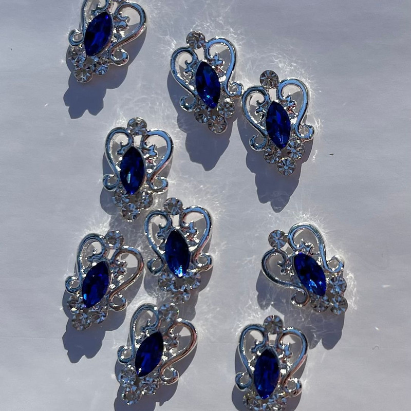 10 db Piros/Fehér Retro Nail Charms Horse Shape Strasszos Goldtone Metal Nail Charm Crystal köröm ékszer 3D körömbűve