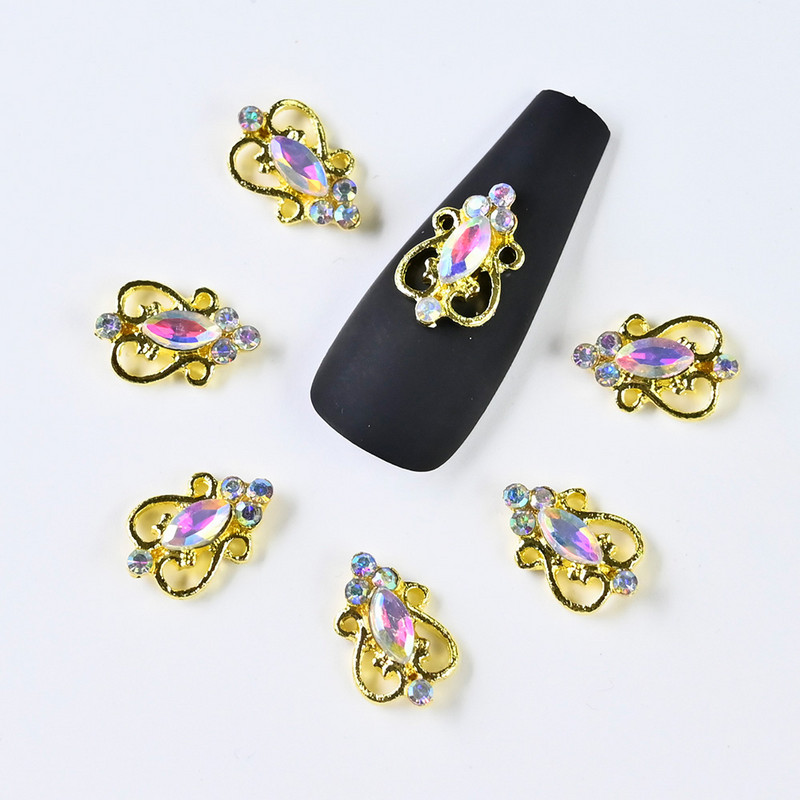 10 db Piros/Fehér Retro Nail Charms Horse Shape Strasszos Goldtone Metal Nail Charm Crystal köröm ékszer 3D körömbűve