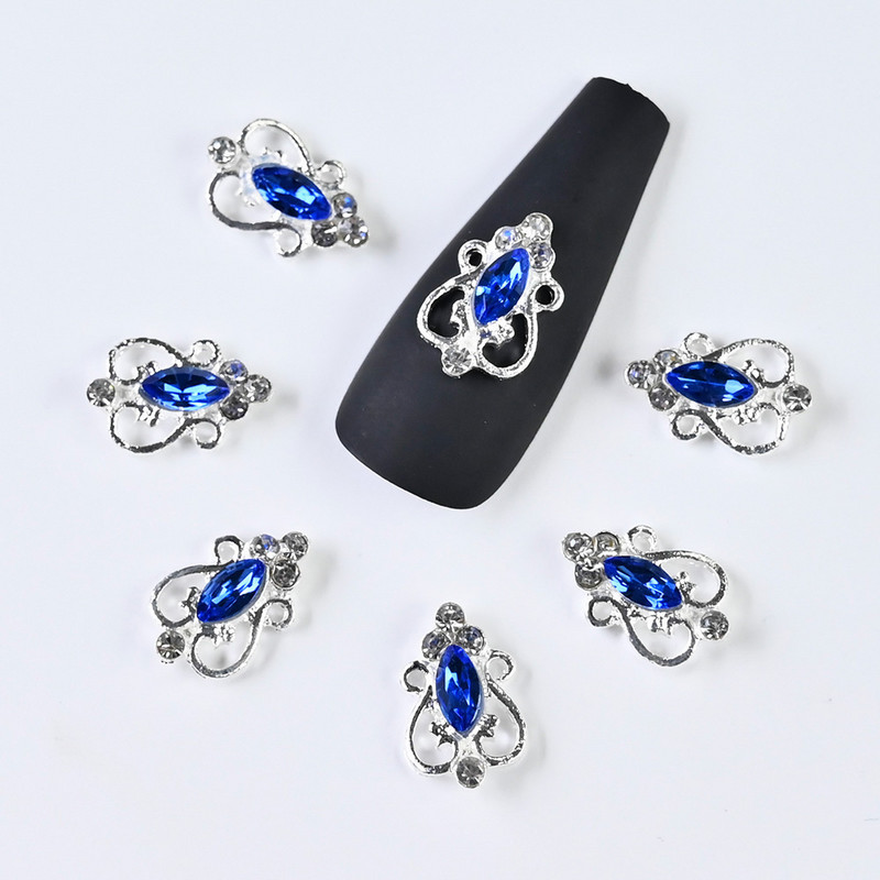 10 db Piros/Fehér Retro Nail Charms Horse Shape Strasszos Goldtone Metal Nail Charm Crystal köröm ékszer 3D körömbűve