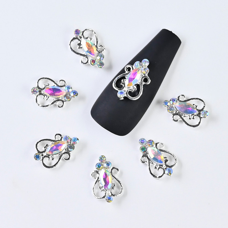 10 db Piros/Fehér Retro Nail Charms Horse Shape Strasszos Goldtone Metal Nail Charm Crystal köröm ékszer 3D körömbűve