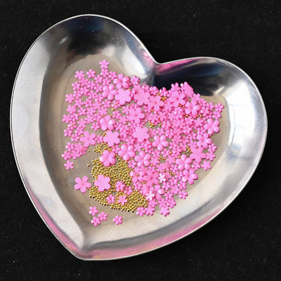 1 kast/kott Vaigust lilleline küünekunsti kaunistus Kuldne hõbedane kalliskivi helmed segu akrüülist florets küüned kivist lilleline võlu 3D küünekaunistus