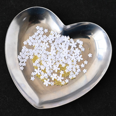 1 kast/kott Vaigust lilleline küünekunsti kaunistus Kuldne hõbedane kalliskivi helmed segu akrüülist florets küüned kivist lilleline võlu 3D küünekaunistus