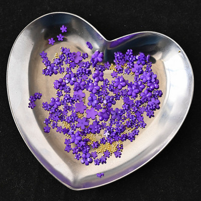 1 kast/kott Vaigust lilleline küünekunsti kaunistus Kuldne hõbedane kalliskivi helmed segu akrüülist florets küüned kivist lilleline võlu 3D küünekaunistus