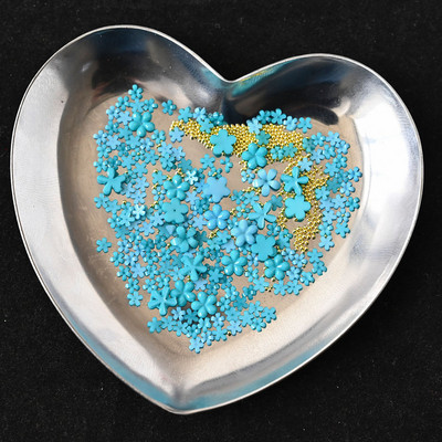 1 kast/kott Vaigust lilleline küünekunsti kaunistus Kuldne hõbedane kalliskivi helmed segu akrüülist florets küüned kivist lilleline võlu 3D küünekaunistus