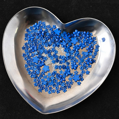 1 kast/kott Vaigust lilleline küünekunsti kaunistus Kuldne hõbedane kalliskivi helmed segu akrüülist florets küüned kivist lilleline võlu 3D küünekaunistus