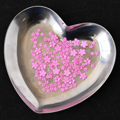 1 kast/kott Vaigust lilleline küünekunsti kaunistus Kuldne hõbedane kalliskivi helmed segu akrüülist florets küüned kivist lilleline võlu 3D küünekaunistus