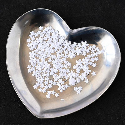 1 kast/kott Vaigust lilleline küünekunsti kaunistus Kuldne hõbedane kalliskivi helmed segu akrüülist florets küüned kivist lilleline võlu 3D küünekaunistus