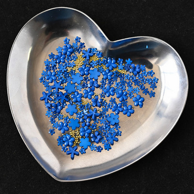 1 kast/kott Vaigust lilleline küünekunsti kaunistus Kuldne hõbedane kalliskivi helmed segu akrüülist florets küüned kivist lilleline võlu 3D küünekaunistus