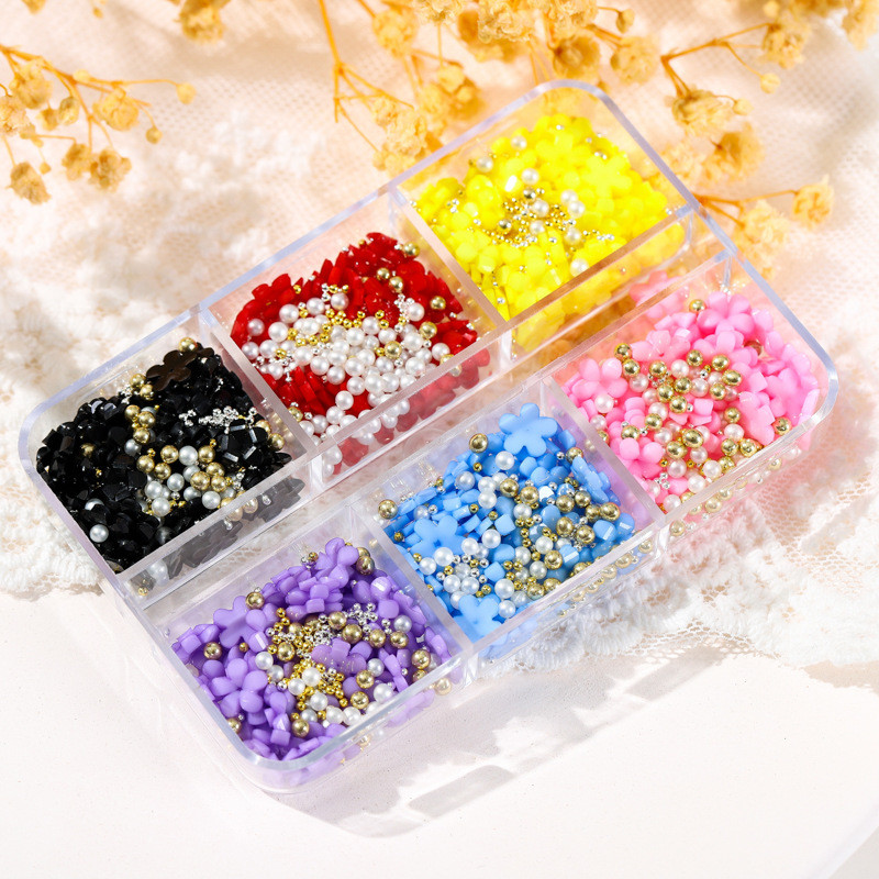 1 kast/kott Vaigust lilleline küünekunsti kaunistus Kuldne hõbedane kalliskivi helmed segu akrüülist florets küüned kivist lilleline võlu 3D küünekaunistus