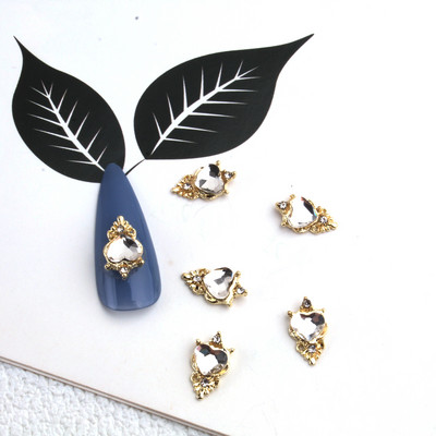 10db Golden Pearl Gems Design Charms Köröm Macskaszem Pillangó Korona Kereszt Dísz Divatos Dangle Maincure Art Charm Medálok J348