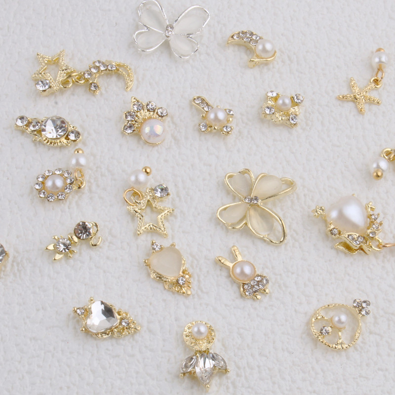 10db Golden Pearl Gems Design Charms Köröm Macskaszem Pillangó Korona Kereszt Dísz Divatos Dangle Maincure Art Charm Medálok J348