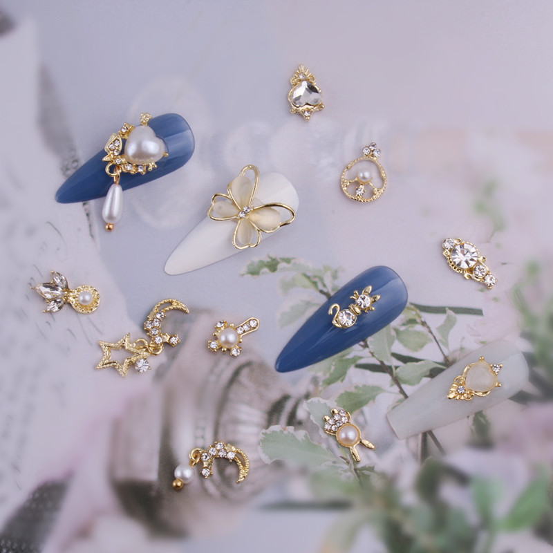 10db Golden Pearl Gems Design Charms Köröm Macskaszem Pillangó Korona Kereszt Dísz Divatos Dangle Maincure Art Charm Medálok J348