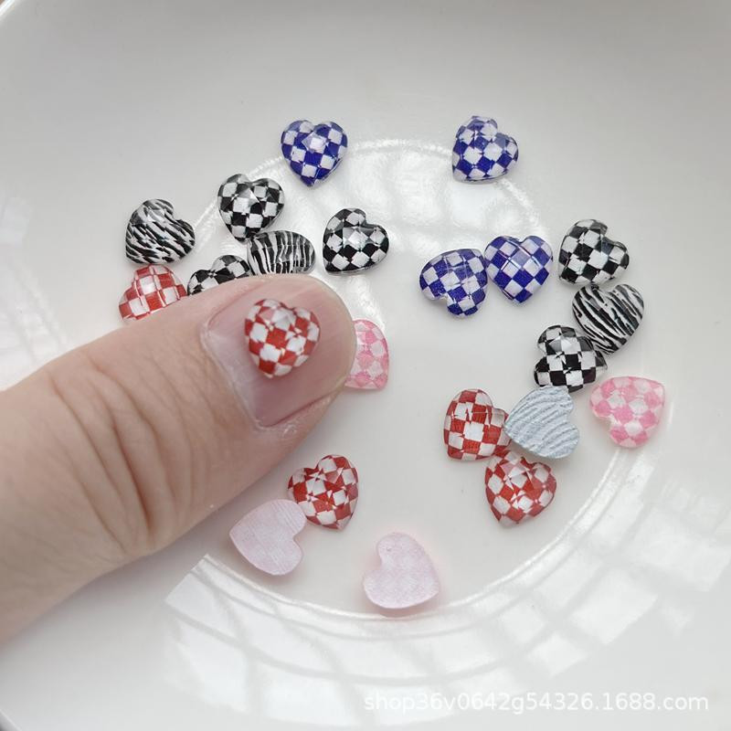 20 komada ružičaste šahovnice za nokte u obliku srca, kamenčići, plavi vodeni trodimenzionalni promjer s ravnim leđima, ukrasi od smole za nokte, kamenčići