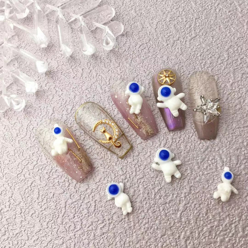 20 Ples u svemiru: Kawaii Spaceman Šarm Lijepi bijeli astronautski prst Uljepšajte plavo neonsko žuto 3D umjetnički dizajn dodaci za nokte