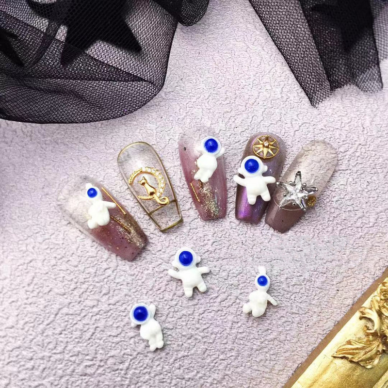 20 Ples u svemiru: Kawaii Spaceman Šarm Lijepi bijeli astronautski prst Uljepšajte plavo neonsko žuto 3D umjetnički dizajn dodaci za nokte