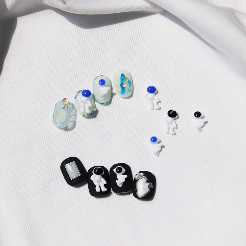 20 Ples u svemiru: Kawaii Spaceman Šarm Lijepi bijeli astronautski prst Uljepšajte plavo neonsko žuto 3D umjetnički dizajn dodaci za nokte