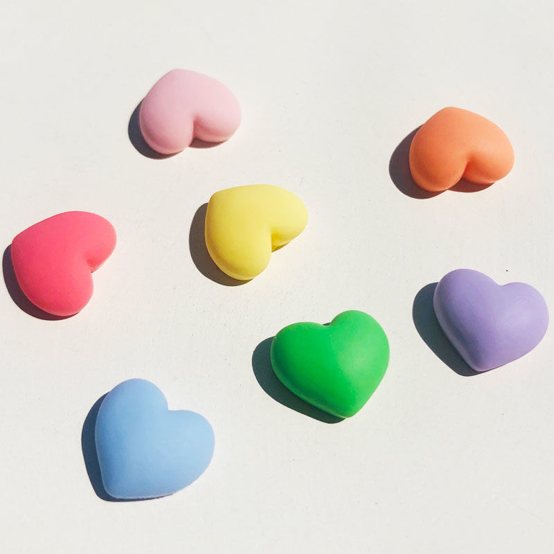 Kawaii Loves: Kövér tészta szívvel díszített csecsebecsék matt szivárvány színű kevert szívdíszek Man'tou akril műköröm kiegészítők 14 mm