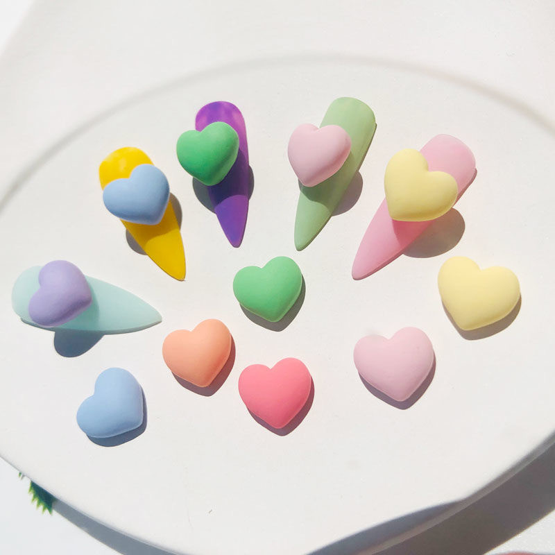 Kawaii Loves: Kövér tészta szívvel díszített csecsebecsék matt szivárvány színű kevert szívdíszek Man'tou akril műköröm kiegészítők 14 mm