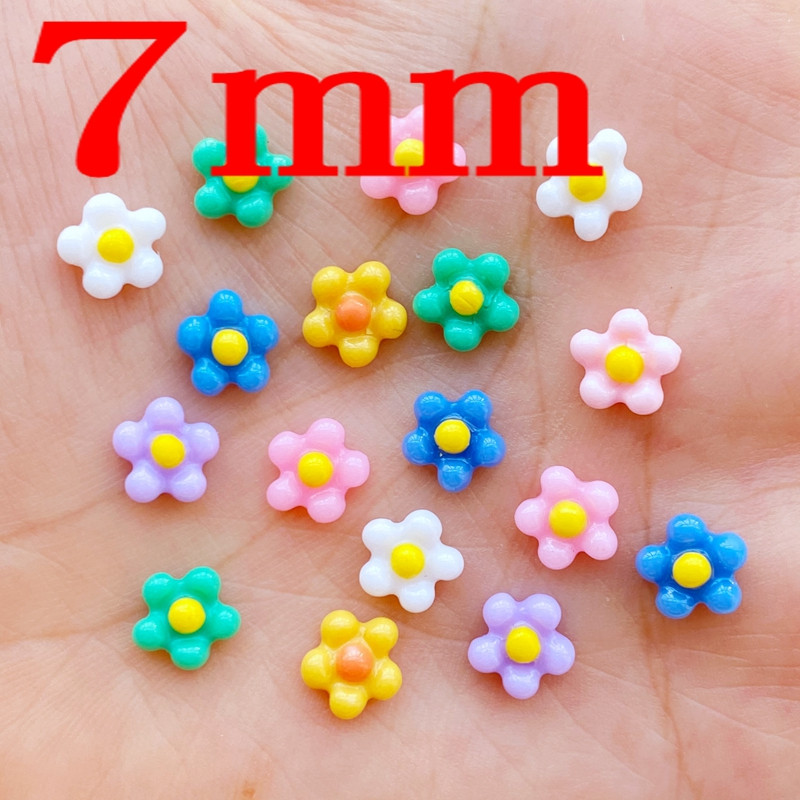 100db 7mm-es mini virágos körömdíszítő műgyanta strasszok, kevert színek virágos körömdíszítés, varázslatos virág formájú manikűr kellékek