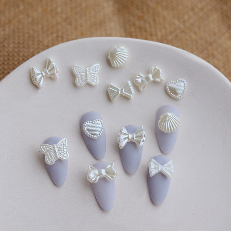 10db Pearl White Nail Resin Charms Barokk Virginal White Csokornyakkendő/Butterfly/Shell Nyári körömdíszítés Barkácsolás Köröm kellékek 11MM