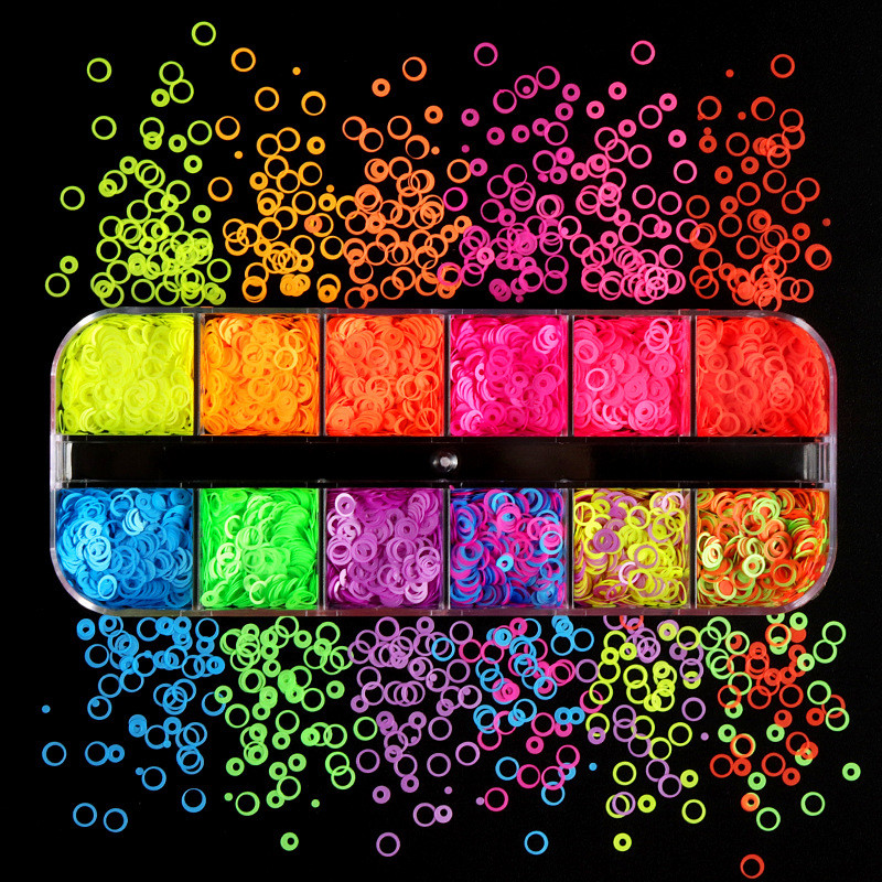 DIY Neon Hollow Out Kör körömdíszítő flitterek 12 rács Fluoreszcens körömdíszítés Csillogó Pehely 3D Nail Art Kiegészítők Manikűr dekoráció